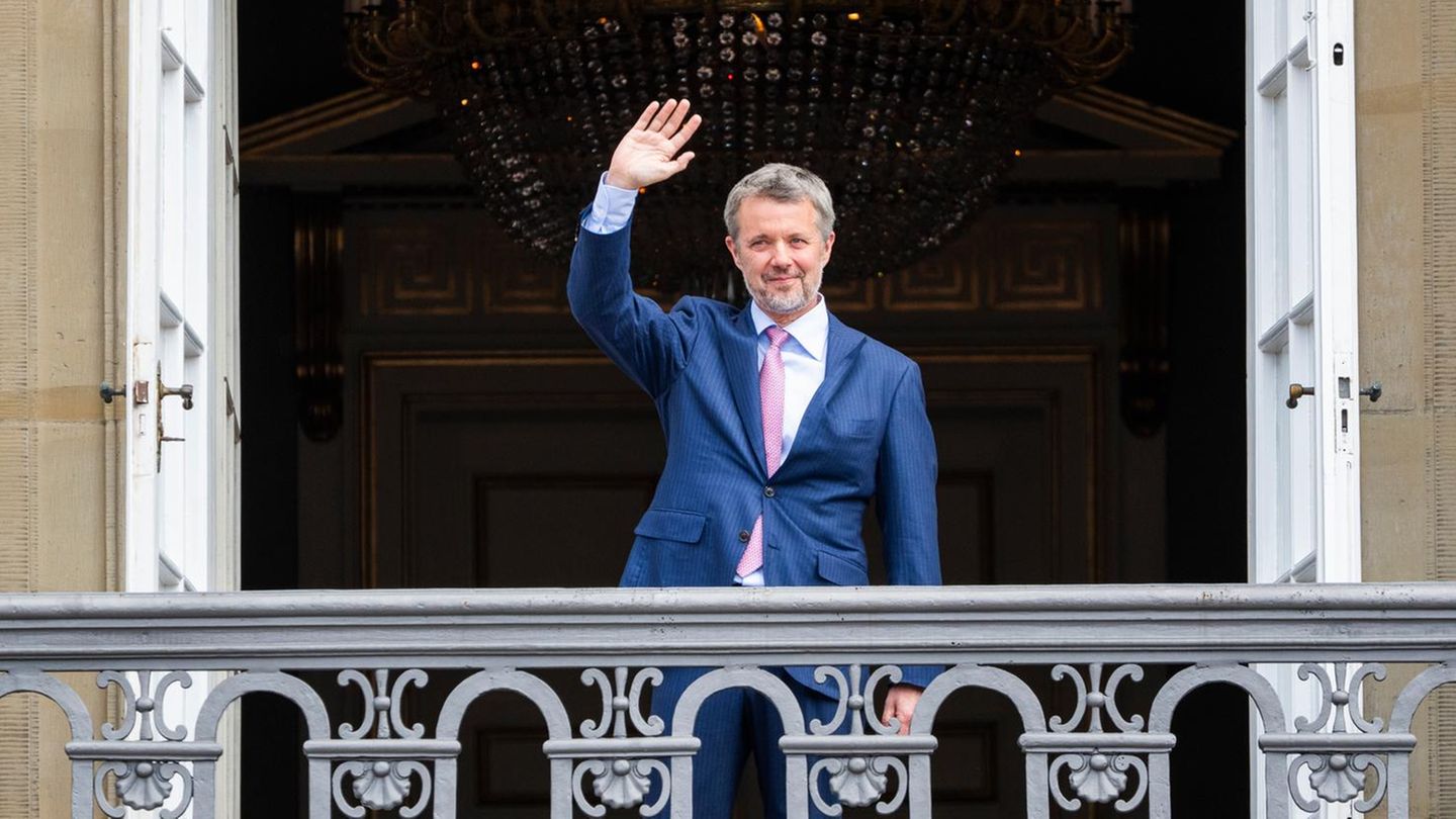 Kopenhagen, Dänemark. Ein Gruß an das Volk: König Frederik X. winkt Menschen vom Balkon des Schlosses Amalienborg zu, die ihm zum 58. Geburtstag gratulieren.