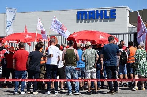 Beschäftigte des Autozulieferers Mahle nehmen vor dem Werk an einem unbefristeten Streik teil. Foto: Sven Hoppe/dpa