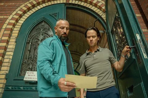 Wer Leichen im Keller hat, muss sich über Erpresserbriefe nicht wundern: Sascha (Murathan Muslu, links) und Björn Diemel (Tom Schilling).