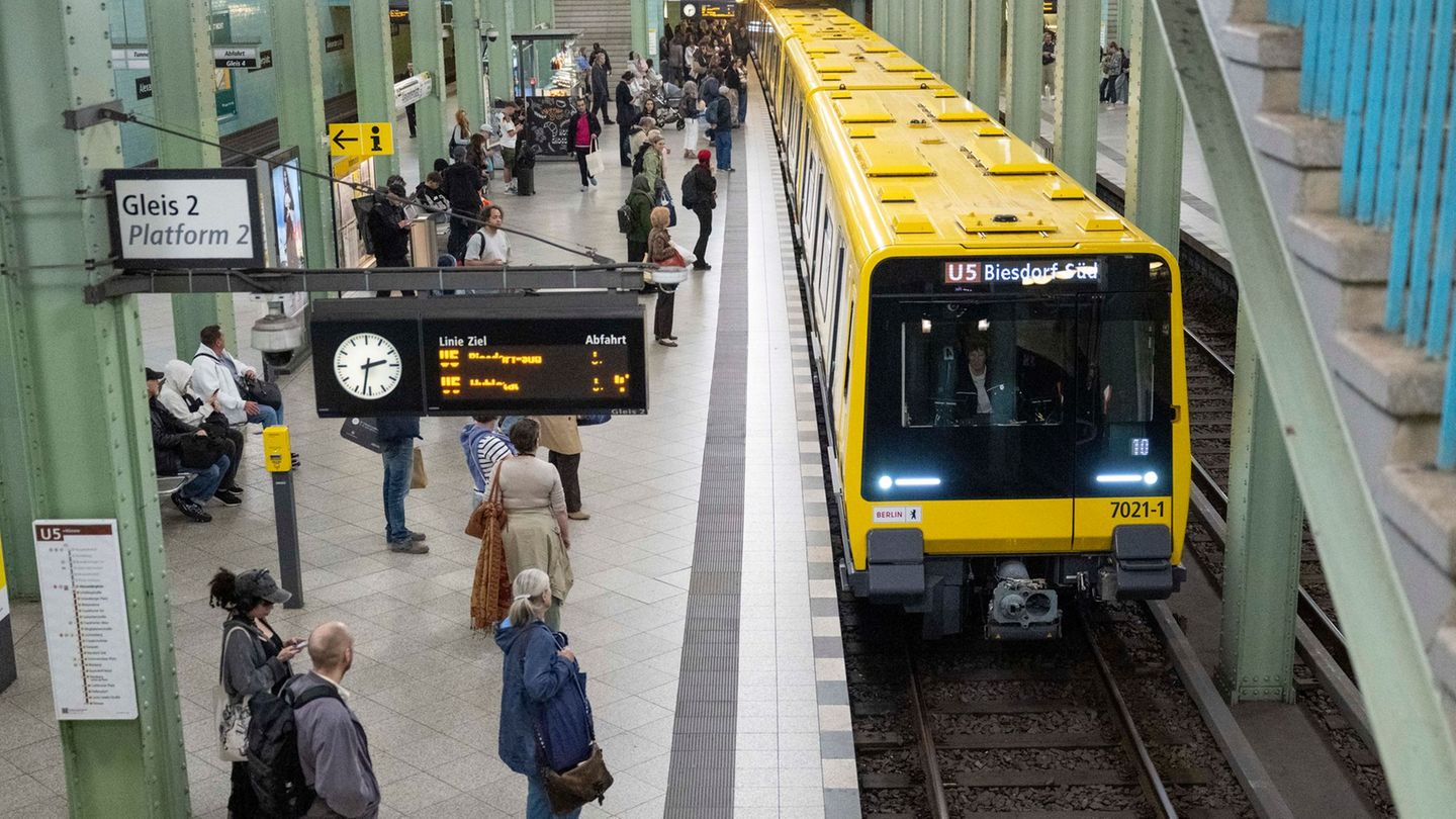 Das ermäßigte Deutschlandticket für Auszubildende gilt auch in der Berliner U-Bahn. (Symbolbild) Foto: Christophe Gateau/dpa