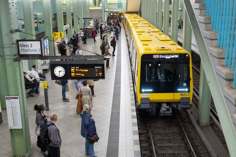 Das ermäßigte Deutschlandticket für Auszubildende gilt auch in der Berliner U-Bahn. (Symbolbild) Foto: Christophe Gateau/dpa