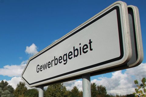 An der B19 ist ein neues Gewerbegebiet entstanden. (Symbolbild) Foto: Jens Wolf/dpa-Zentralbild/dpa