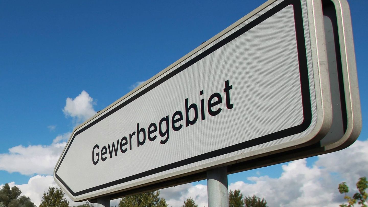 An der B19 ist ein neues Gewerbegebiet entstanden. (Symbolbild) Foto: Jens Wolf/dpa-Zentralbild/dpa