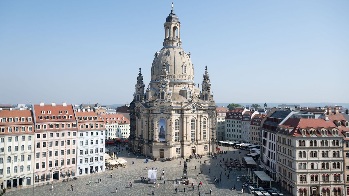 Die Polizei ermittelt nach der Fahrt am Dresdener Neumarkt wegen Gefährdung des Straßenverkehrs. (Archivbild) Foto: Sebastian Ka