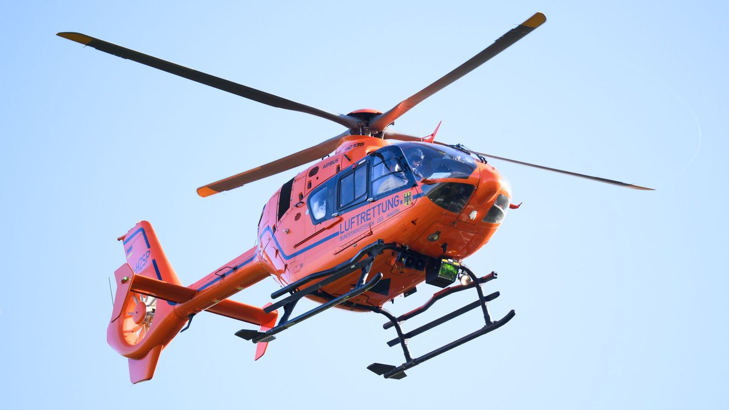 Ein Rettungshubschrauber flog ein lebensgefährlich verletztes zweijähriges Mädchen in eine Klinik. (Symbolbild) Foto: Julian Str