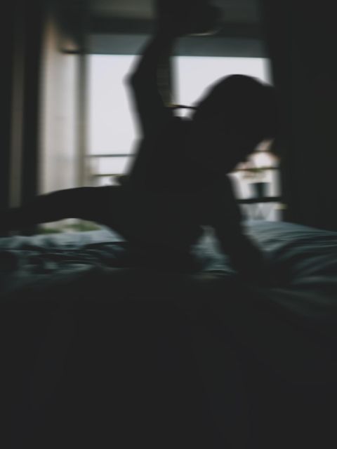 Der Schatten eines Kleinkindes auf einem Bett