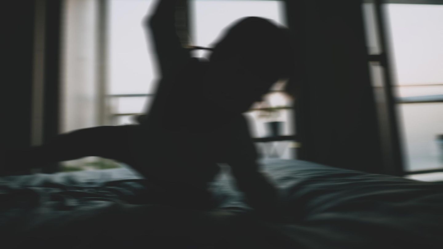 Der Schatten eines Kleinkindes auf einem Bett