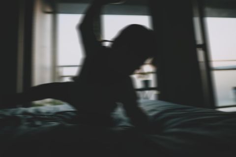 Der Schatten eines Kleinkindes auf einem Bett