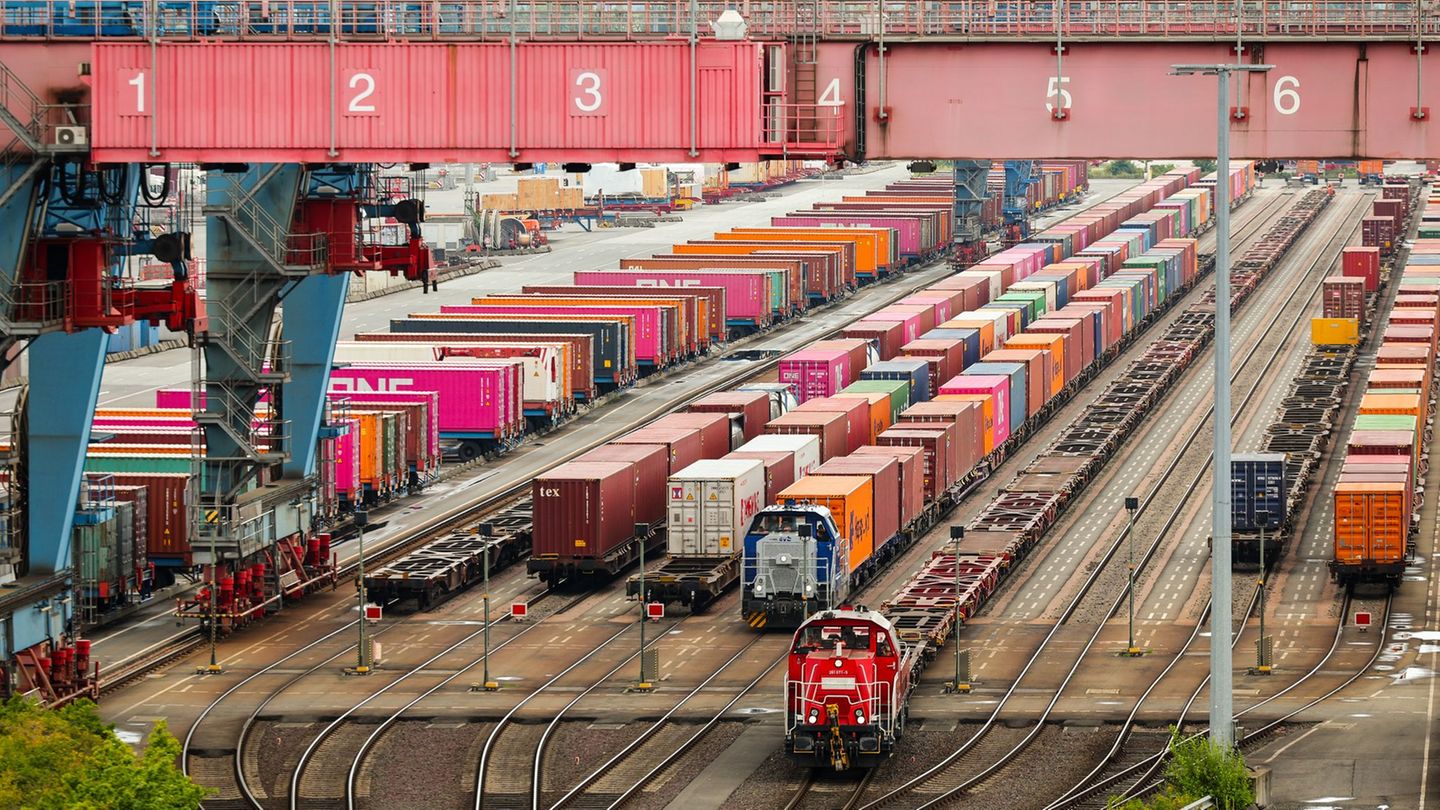 Auf Gleisen der Hafenbahn in der Nähe des Container-Terminals Altenwerder ist es zu einem Frontalzusammenstoß gekommen. (Symbolb
