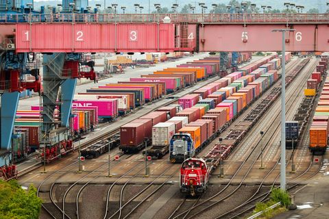 Auf Gleisen der Hafenbahn in der Nähe des Container-Terminals Altenwerder ist es zu einem Frontalzusammenstoß gekommen. (Symbolb