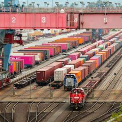 Auf Gleisen der Hafenbahn in der Nähe des Container-Terminals Altenwerder ist es zu einem Frontalzusammenstoß gekommen. (Symbolb