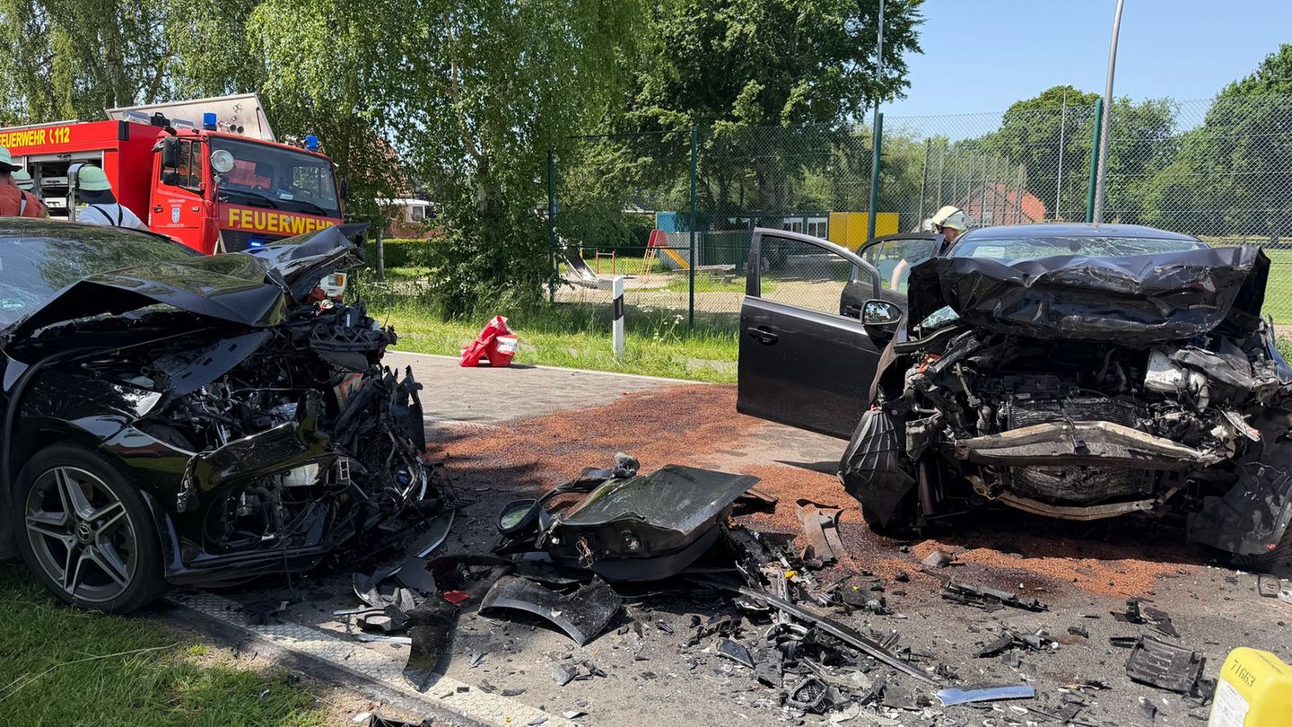 Bei einem Frontalzusammenstoß im Emsland stirbt ein Fahrer. Foto: Matthias Brüning/dpa