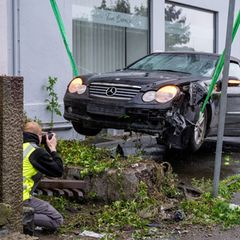 Das Auto des Mannes kam auf einem Mäuerchen zum Stehen. (Archivbild) Foto: Armin Weigel/dpa