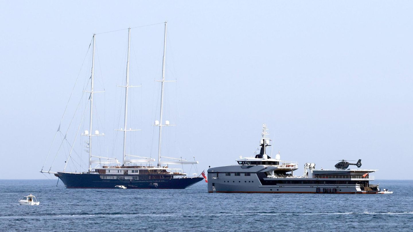 Jeff Bezos Yacht Koru mit Begleityacht Abeona in Cannes, der Preis von rund 500 Mio Dollar sprengt das Superreichen-Kriterium
