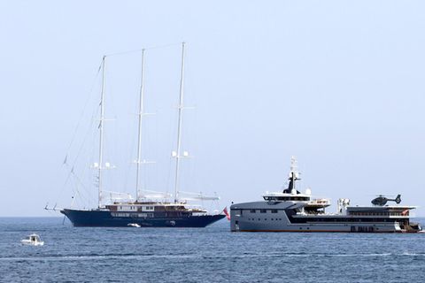 Jeff Bezos Yacht Koru mit Begleityacht Abeona in Cannes, der Preis von rund 500 Mio Dollar sprengt das Superreichen-Kriterium