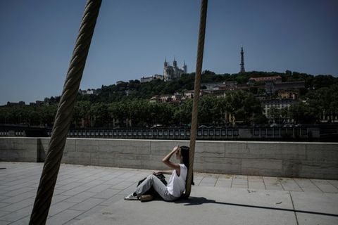 Frau in der Hitze am Ufer der Saone in Lyon