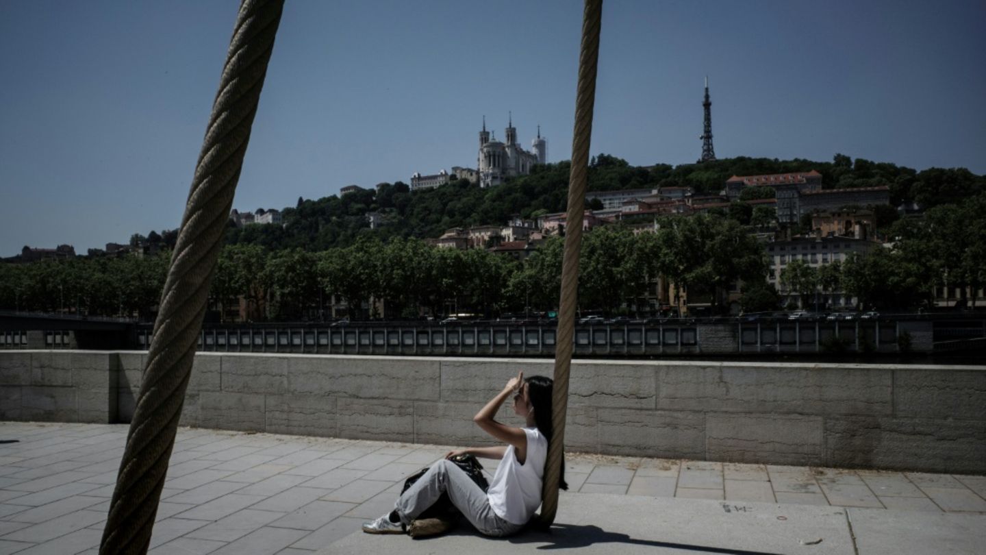 Frau in der Hitze am Ufer der Saone in Lyon