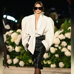 Das Modehaus Saint Laurent schickte die Models für die Spring-/Summer-Kollektion 2026 in Glamoratti-Silhouetten über den Laufs