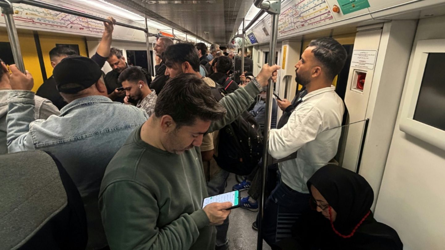 Menschen in der Teheraner U-Bahn mit ihren Mobiltelefonen