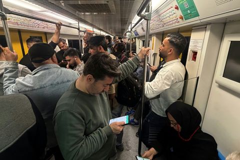 Menschen in der Teheraner U-Bahn mit ihren Mobiltelefonen