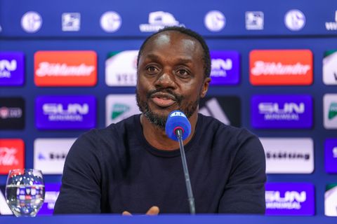 Schalke 04 und Kaderplaner Ben Manga haben ihren Vertrag aufgelöst. (Archivbild) Foto: Tim Rehbein/dpa