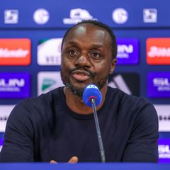 Schalke 04 und Kaderplaner Ben Manga haben ihren Vertrag aufgelöst. (Archivbild) Foto: Tim Rehbein/dpa