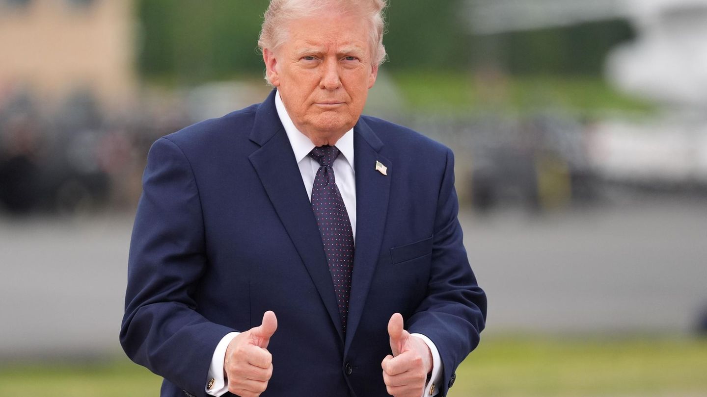 US-Präsident Donald Trump zeigt zwei Daumen nach oben