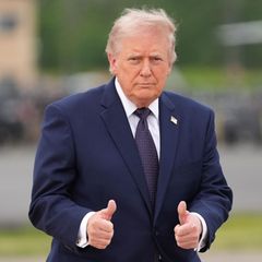 US-Präsident Donald Trump zeigt zwei Daumen nach oben