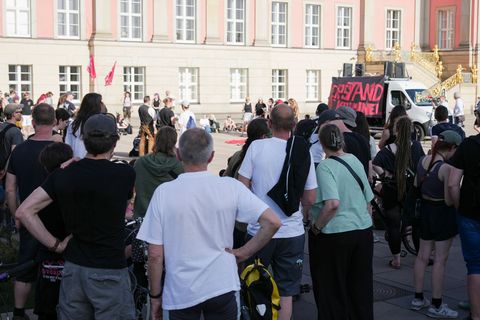 Hausbesetzer protestieren in Potsdam gegen die Räumung eines besetzten Hauses. Foto: Sven Kaeuler/dpa