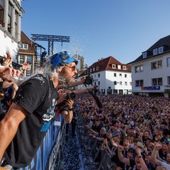 Der SC Paderborn feiert auch am Tag nach dem Aufstieg ausgelassen. Foto: Friso Gentsch/dpa