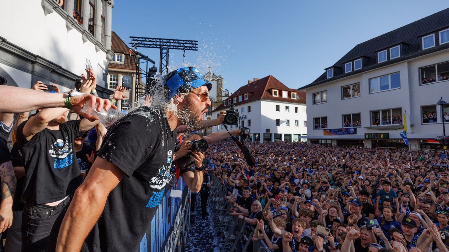 Der SC Paderborn feiert auch am Tag nach dem Aufstieg ausgelassen. Foto: Friso Gentsch/dpa