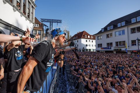 Der SC Paderborn feiert auch am Tag nach dem Aufstieg ausgelassen. Foto: Friso Gentsch/dpa