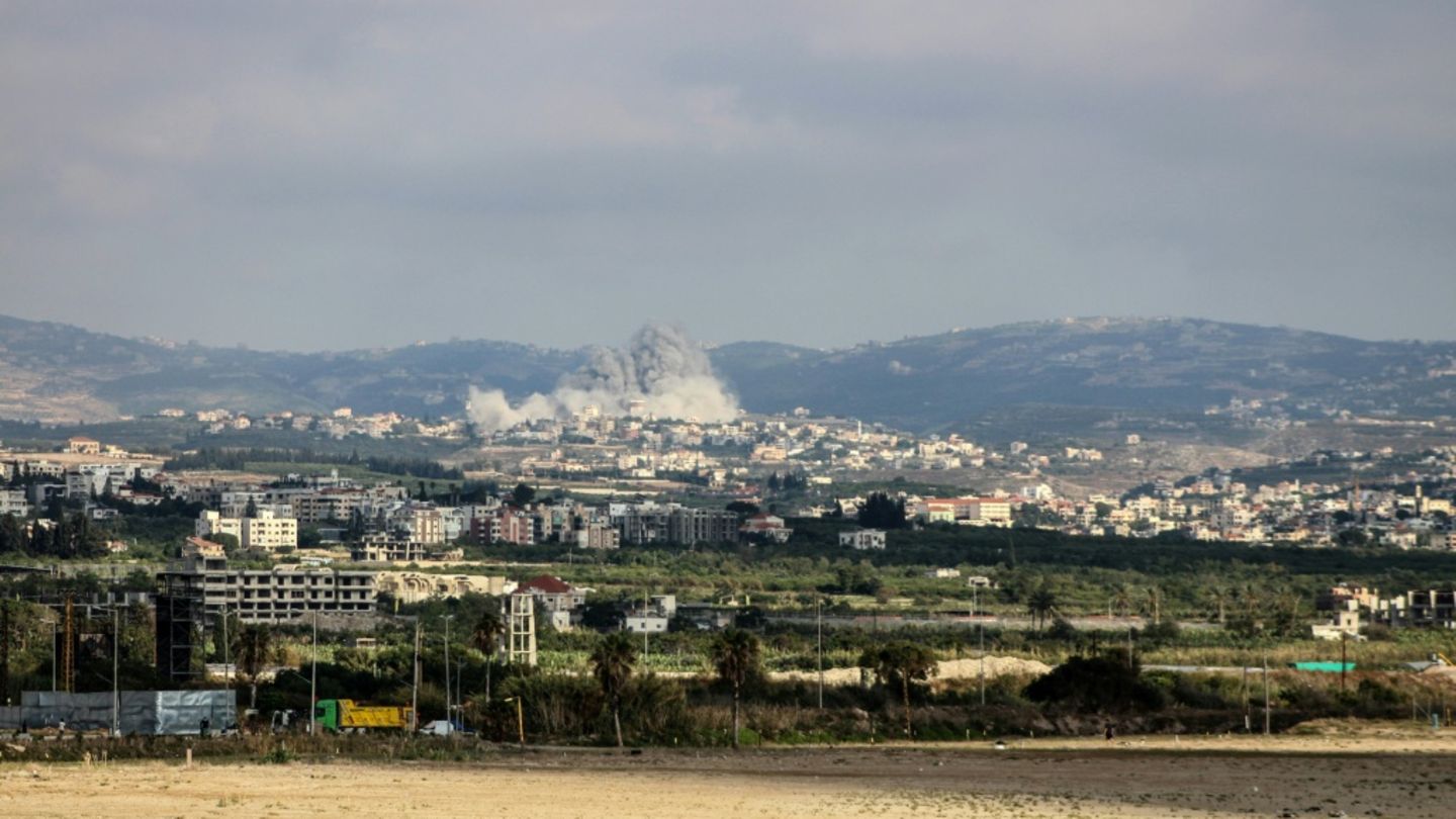 Rauch über Dorf Rmadijeh im Süden des Libanon