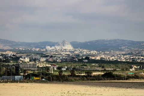 Rauch über Dorf Rmadijeh im Süden des Libanon