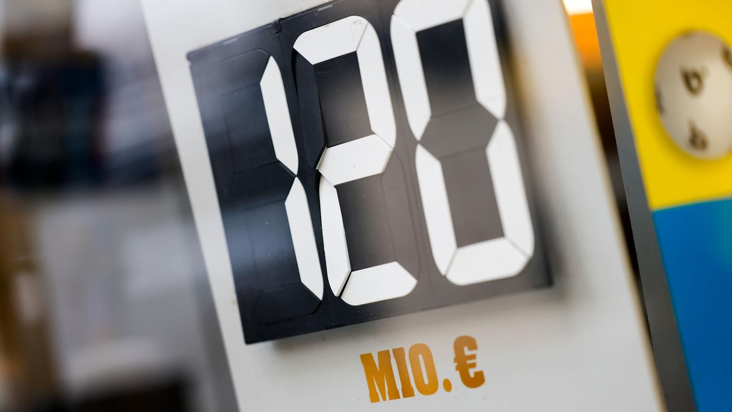 120 Millionen Euro im Eurojackpot steht auf einer Tafel in einer Lotto-Annahmestelle