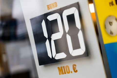 120 Millionen Euro im Eurojackpot steht auf einer Tafel in einer Lotto-Annahmestelle