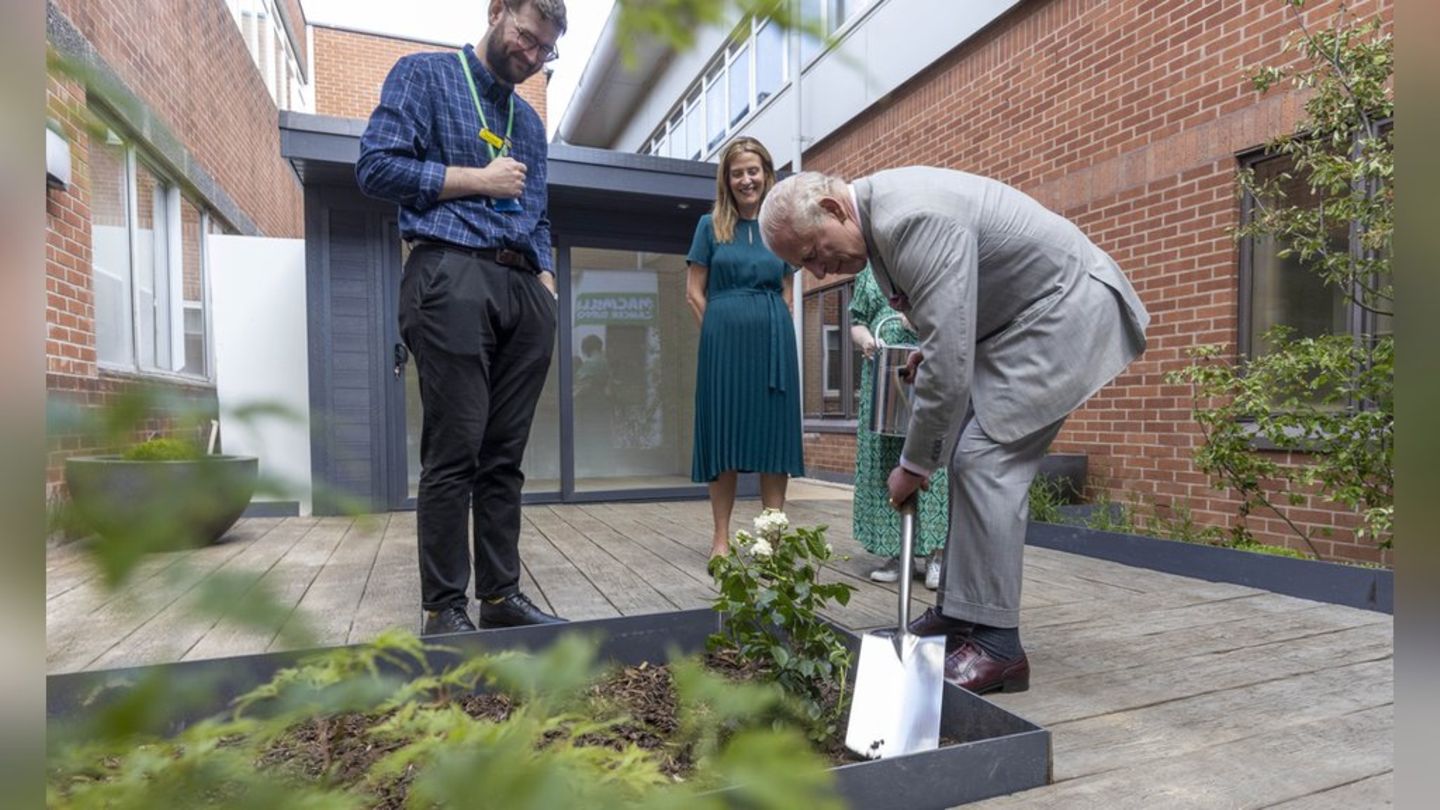 Da legt der Monarch höchstpersönlich Hand an: König Charles hat in einem Krebszentrum einen Baum gepflanzt.