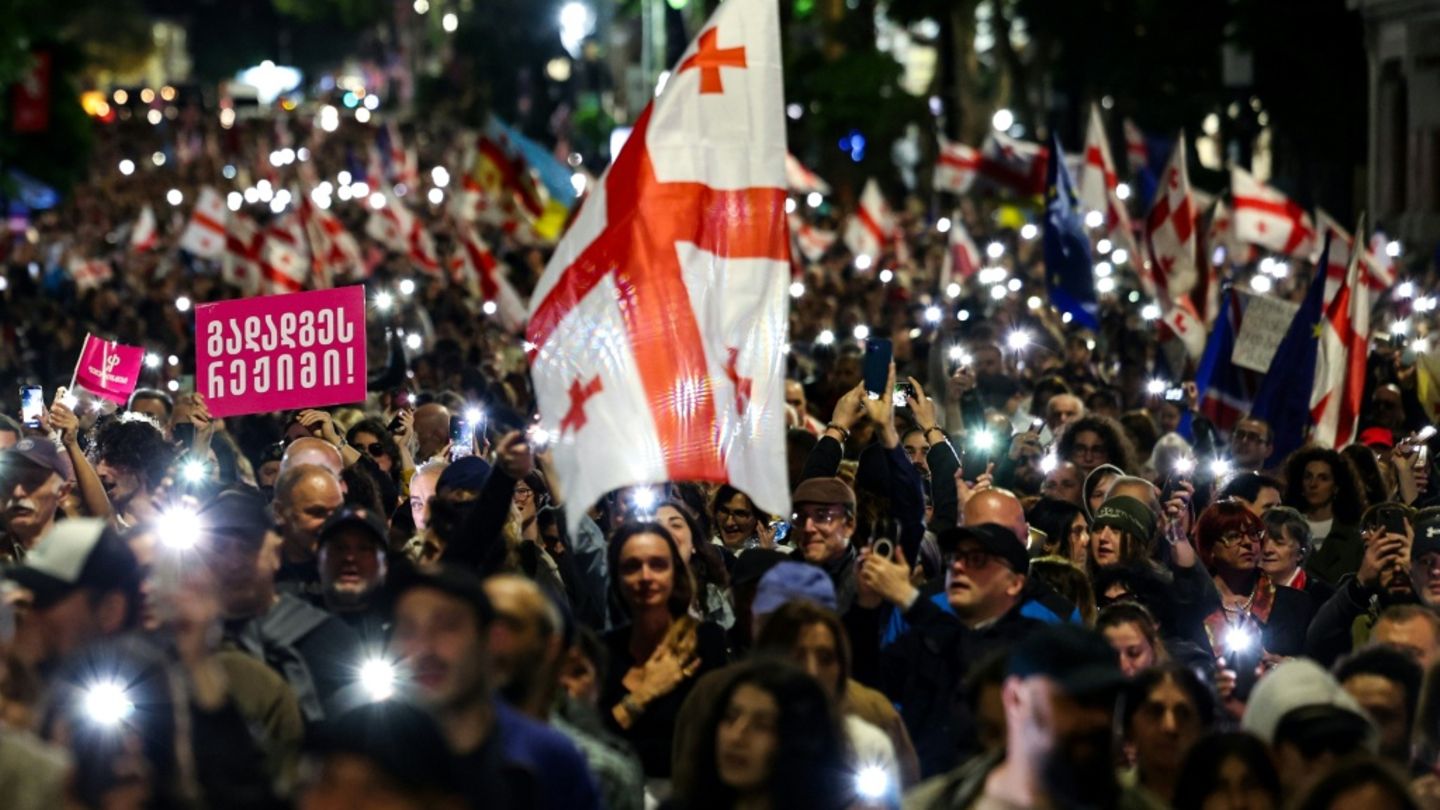 Protest in Tiflis anlässlich von Georgiens Unabhängigkeitstag