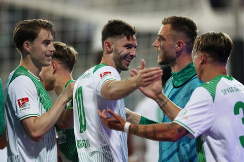 Branimir Hrgota von Greuther Fürth feiert mit seinen Mannschaftskollegen das zweite Tor seiner Mannschaft