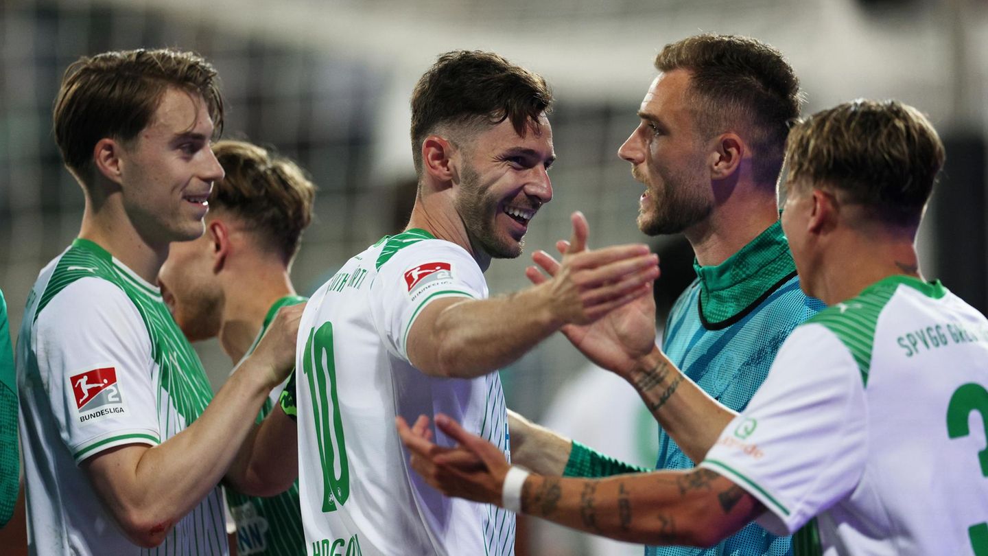 Branimir Hrgota von Greuther Fürth feiert mit seinen Mannschaftskollegen das zweite Tor seiner Mannschaft