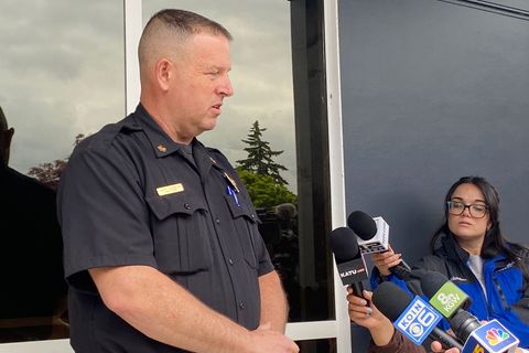 Leiter der Feuerwehr in Longview, Scott Goldstein, hält eine Pressekonferenz zur chemischen Explosion in einer Verpackungsfirma.