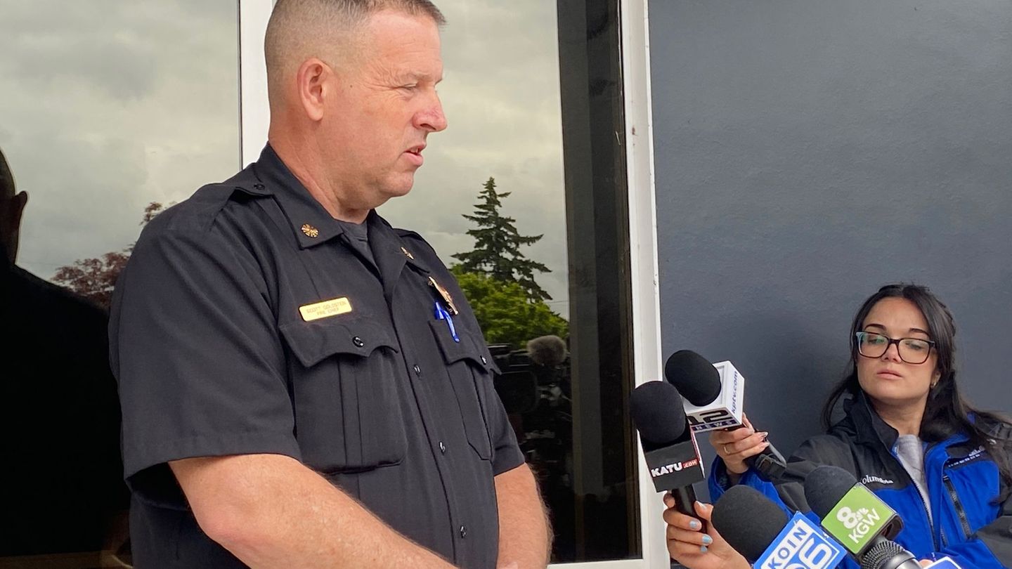 Der Leiter der Feuerwehr in Longview (US-Bundesstaat Washington), Scott Goldstein, hält eine Pressekonferenz