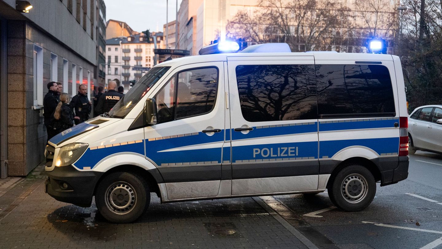 Zwei Personen wurden bei dem Vorfall verletzt. (Symbolbild) Foto: Michael Brandt/dpa