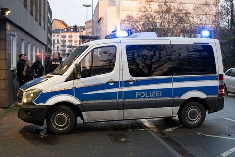 Zwei Personen wurden bei dem Vorfall verletzt. (Symbolbild) Foto: Michael Brandt/dpa