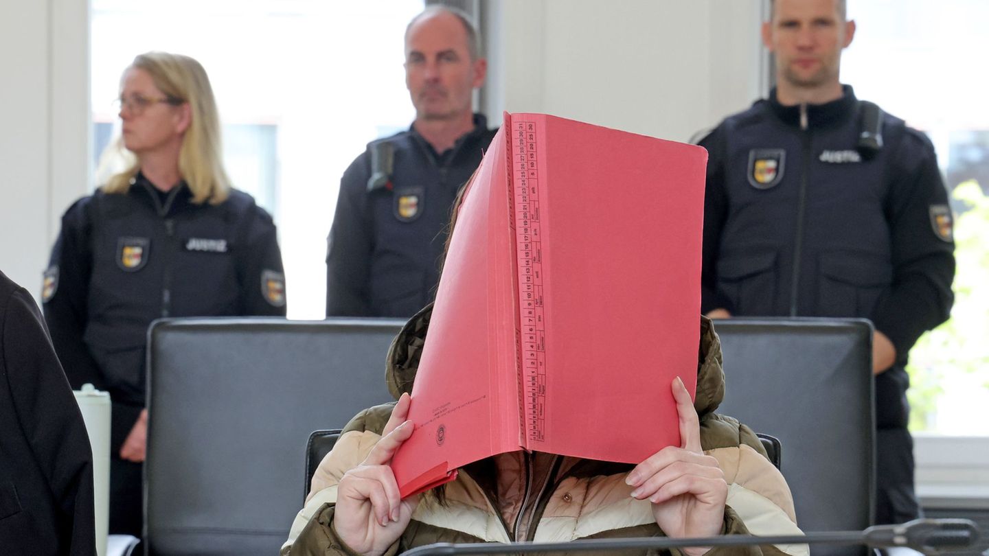 Die wegen Mordes an dem achtjährigen Fabian angeklagte Frau schweigt bislang zu den Vorwürfen. (Archiv) Foto: Bernd Wüstneck/dpa