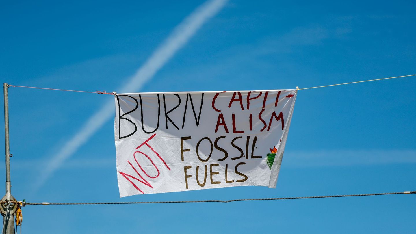 Ein Banner mit der Aufschrift „Burn Capitalism not Fossil Fuels“ ist an einem Seil im Klimacamp befestigt. (Archivbild) Foto: Th