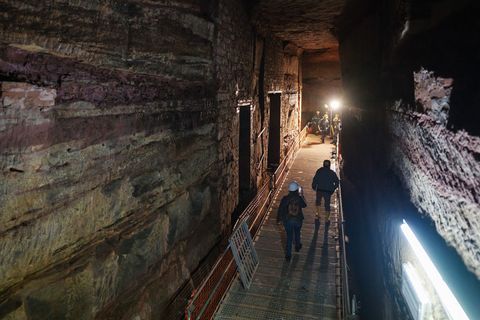Acht Meter unter Zweibrücken befindet sich eine riesige unterirdische Welt. (Archivbild) Foto: Oliver Dietze/dpa