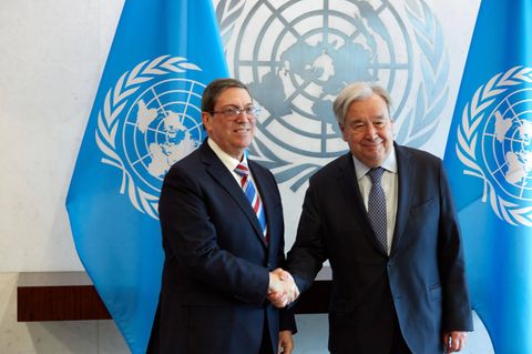 Kubas Außenminister Bruno Rodríguez Parrilla mit UN-Generalsekretär Antonio Guterres