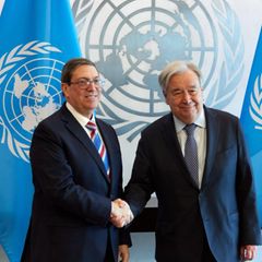 Kubas Außenminister Bruno Rodríguez Parrilla mit UN-Generalsekretär Antonio Guterres