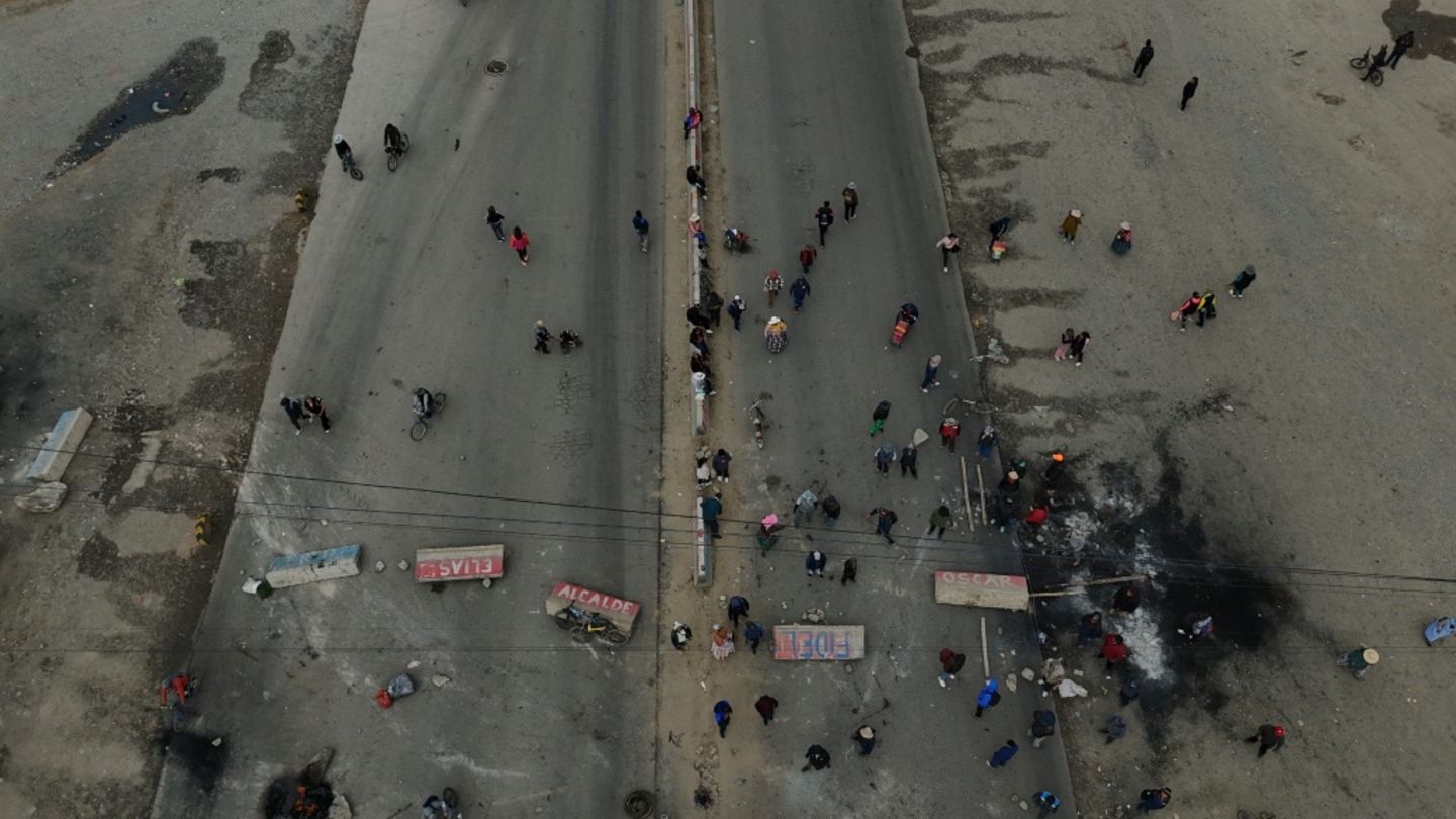 Luftaufnahme von Straßenblockade in Bolivien